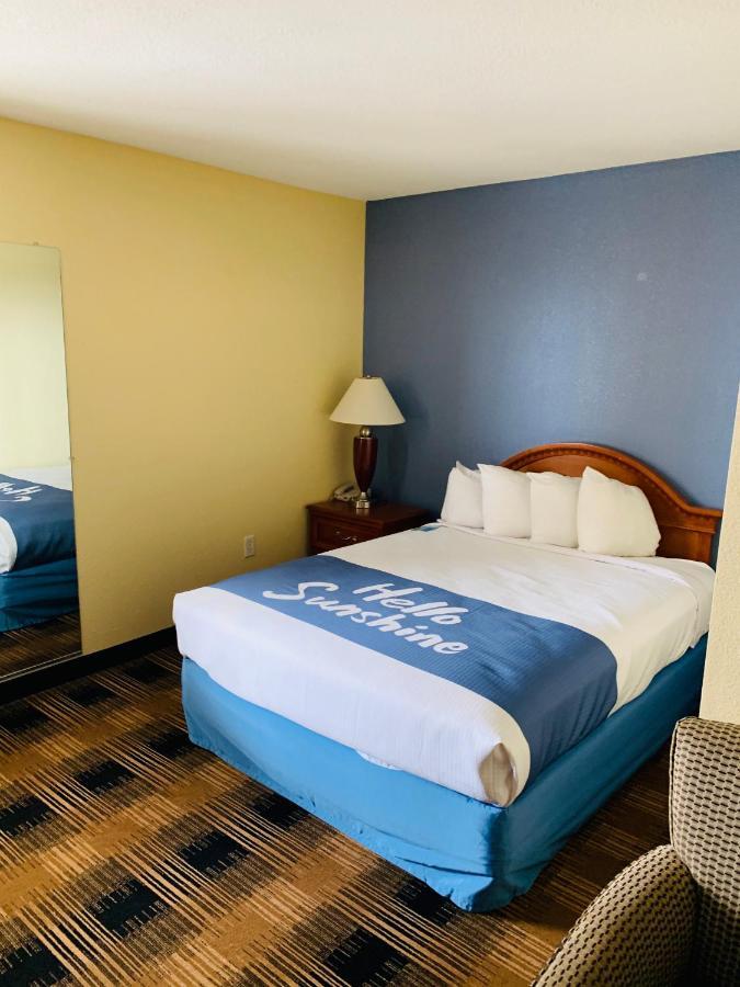 Days Inn By Wyndham Trumann Ar Exteriör bild